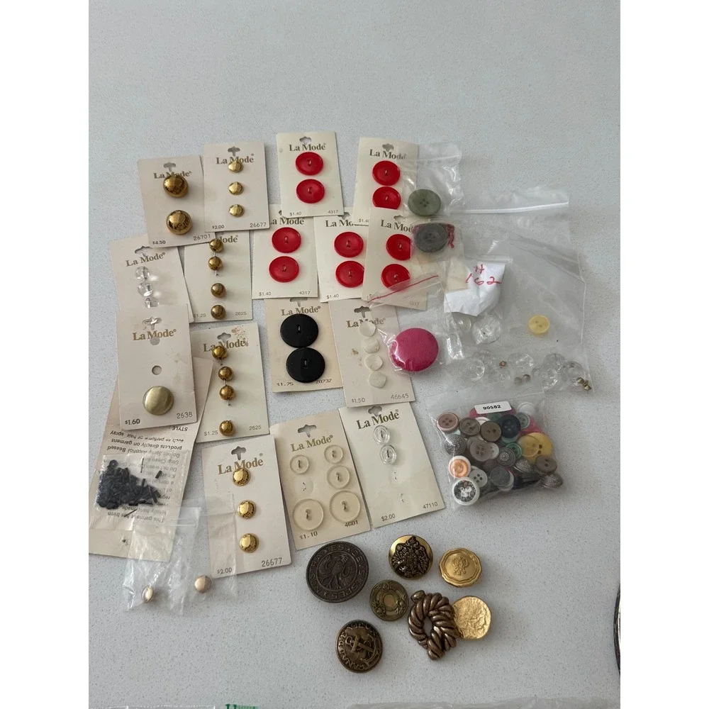 Vintage Singer Sewing Tin with Large Mixed Lot La Mode and Loose Buttons